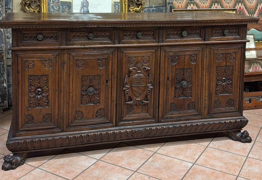 Credenza a cinque porte 