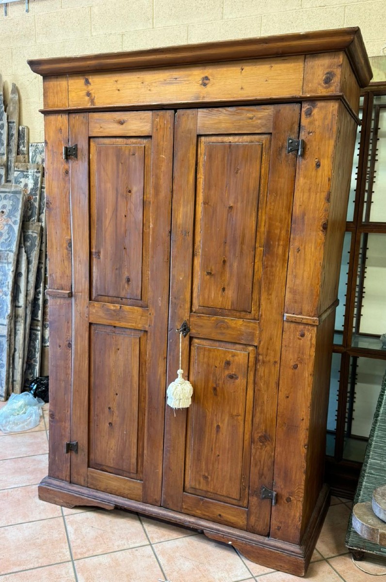 Armadio a due ante in legno di pino
