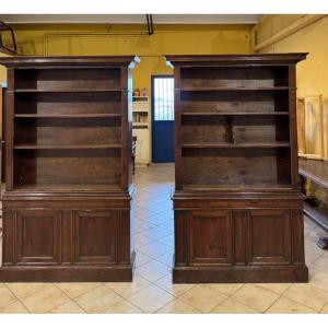 Coppia di librerie a giorno in legno naturale.