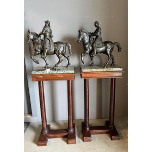 Coppia di soldati a cavallo in bronzo su base di marmo e sostegno in legno.