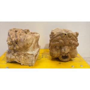 Mascheroni scolpiti in pietra calcarea 