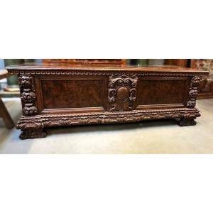 Cassapanca in noce, XVII secolo 