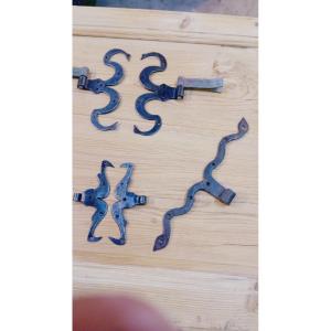 Various Pairs Or Trios Of Wrought Iron Moustache Hinges From The 16th To The 19th Centuries
