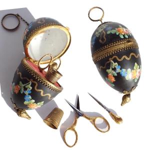 Sewing Kit In An Egg-shaped Porcelain Case, Painted, 19th Century: Scissors, Seam Ripper