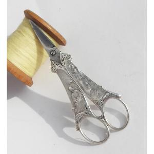 Pair Of Art Nouveau Embroidery Scissors Sewing Kit Signed Vernon Early 20th Century Silver