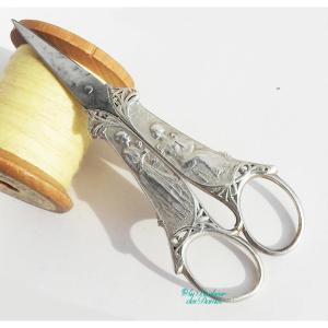 Pair Of Art Nouveau Embroidery Scissors Sewing Kit Signed Vernon Early 20th Century Silver