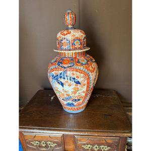 Important Imari Covered Vase