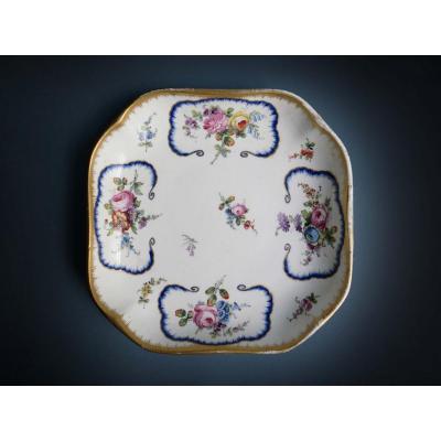Sèvres Style - A Square Porcelain Fruit Dish With Cabbage Leaf Decor 18th Century