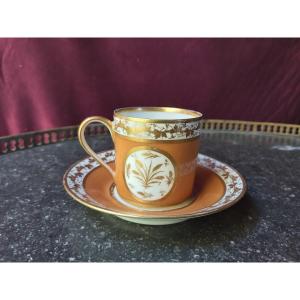 Style De Sèvres - A Porcelain Cup With A Nanking Bottom And Foliage Decor