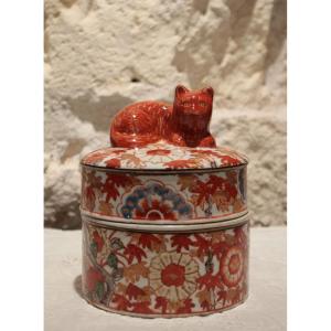 Imari-style Earthenware Box Surmounted By A Cat, 20th Century