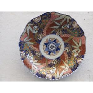 Large Polychrome Imari Porcelain Polylobed Hollow Dish, Japan, Meiji Period (1868-1912)