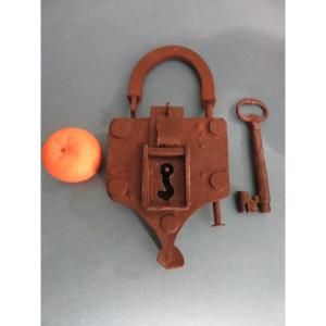 Large Padlock With Its Key In Wrought Iron 18th Century (height: 26 Cm X 13.5 Cm)