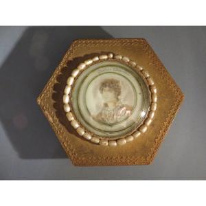 Box Fixed Under Glass, With Three-part Cut Sides, Portrait Of The Duchess Of Angoulême
