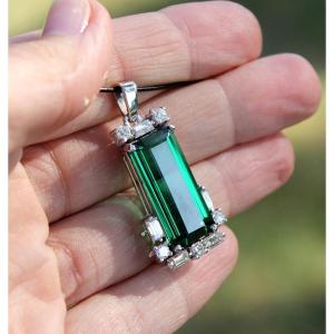 Gold Pendant, Green Tormaline (16 Ct) And Diamonds (+/-1 Ct)