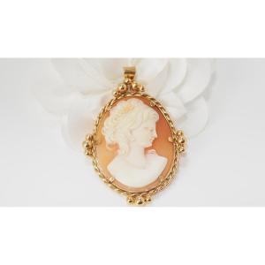 Important Pendant In Yellow Gold And Cameo