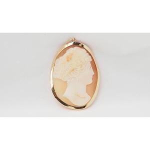 Cameo Pendant In Yellow Gold