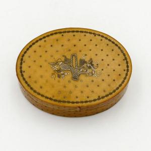 Box In Blond Horn, Decorated With A Basket Of Flowers And Semi-golden Pastilles, 19th Century.
