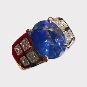 Engagement Ring In 18 Carat Gold Set With Sapphire Of 3.23 Ct Surrounded By Diamonds For 0.95 Ct