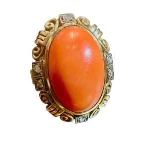 1940s Ring In 14 Carat Gold Set With Coral Cabochon And Old Cut Diamonds