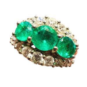 18ct White Gold Ring Set With 3 Emeralds And Brilliant Pavings