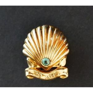 Cartier Boutonnière Coquille Saint Jacques Gold 18 Carats And Emerald.