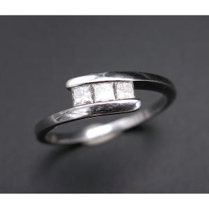 Princess Diamonds Ring, 0.30 Carat, 18-carat White Gold.