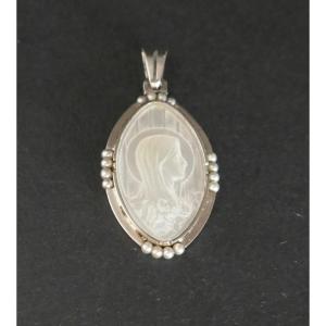 Old Medal In Mother-of-pearl And Fine Pearls.