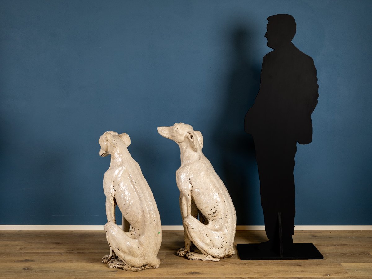 Paire d'élégants lévriers en porcelaine toscane, début du XXe siècle-photo-2