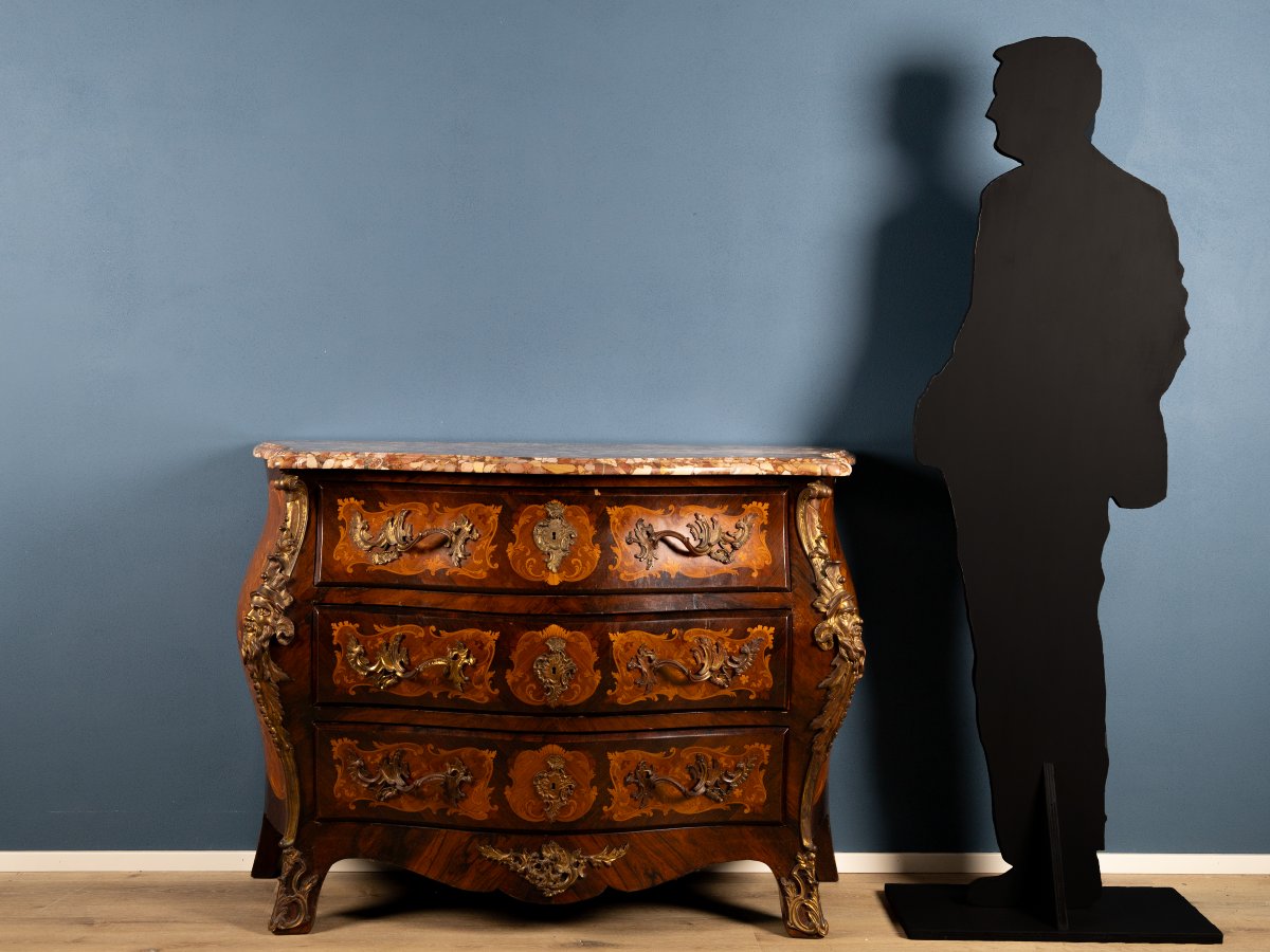 Cassettone bombato in stile Luigi XIV con intarsi, finiture in bronzo dorato e piano in marmo-photo-2