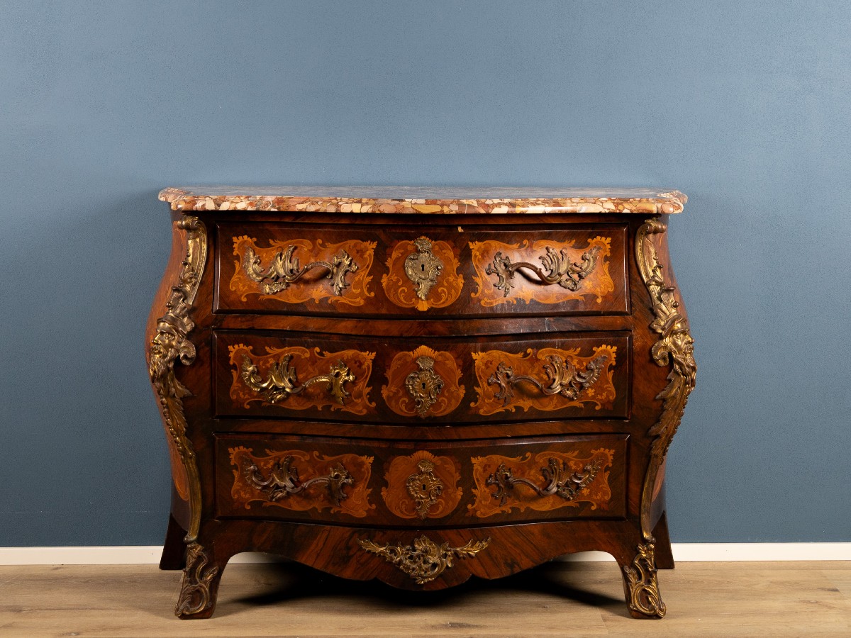 Cassettone bombato in stile Luigi XIV con intarsi, finiture in bronzo dorato e piano in marmo
