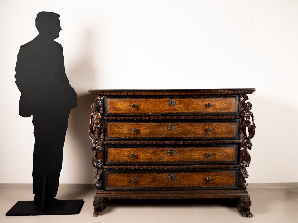 Cassettone bergamasco a quattro cassetti con cariatidi a orecchioni, inizi XVII secolo-photo-2
