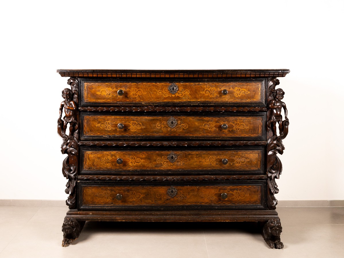 Cassettone bergamasco a quattro cassetti con cariatidi a orecchioni, inizi XVII secolo