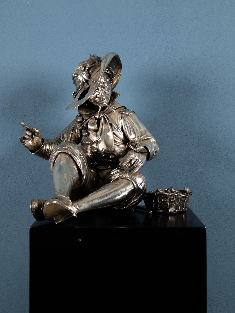 Scultura in argento 800 raffigurante personaggio fiammingo con lumache, XIX–XX secolo