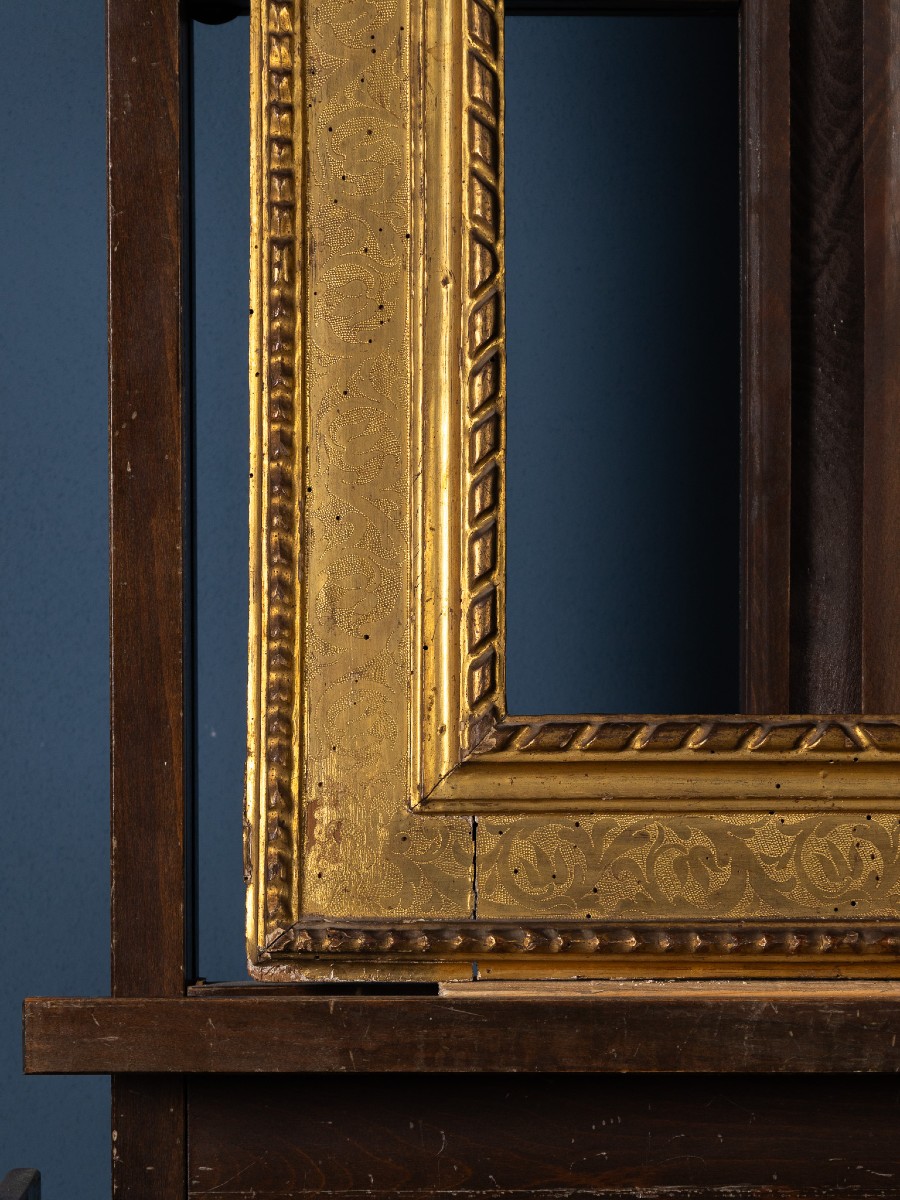 Cornice a cassetta rinascimentale, XVI secolo, legno intagliato e pirografato in oro zecchino-photo-1