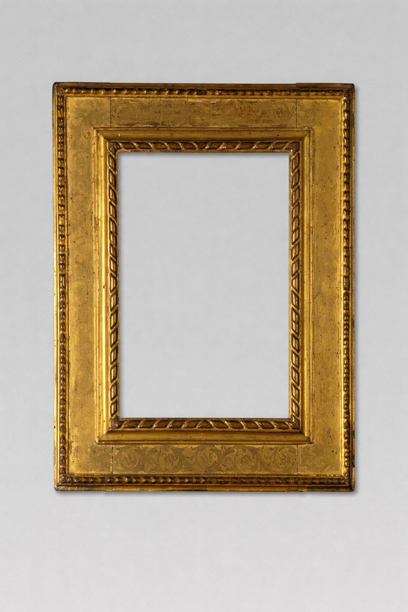 Cornice a cassetta rinascimentale, XVI secolo, legno intagliato e pirografato in oro zecchino