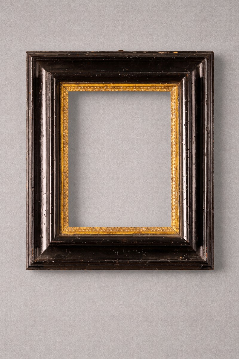 Cornice del XVIII Secolo in noce ebanizzato con profilo dorato