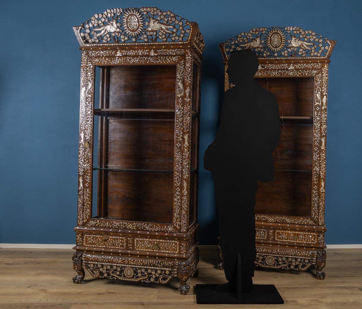 Coppia di vetrine cinesi in legno duro intarsiato in madreperla, fine XIX secolo-photo-4