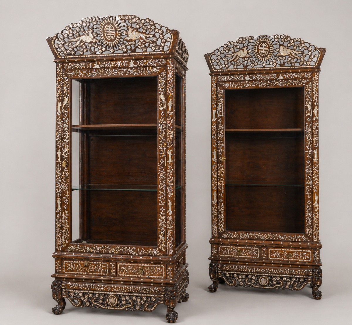 Coppia di vetrine cinesi in legno duro intarsiato in madreperla, fine XIX secolo