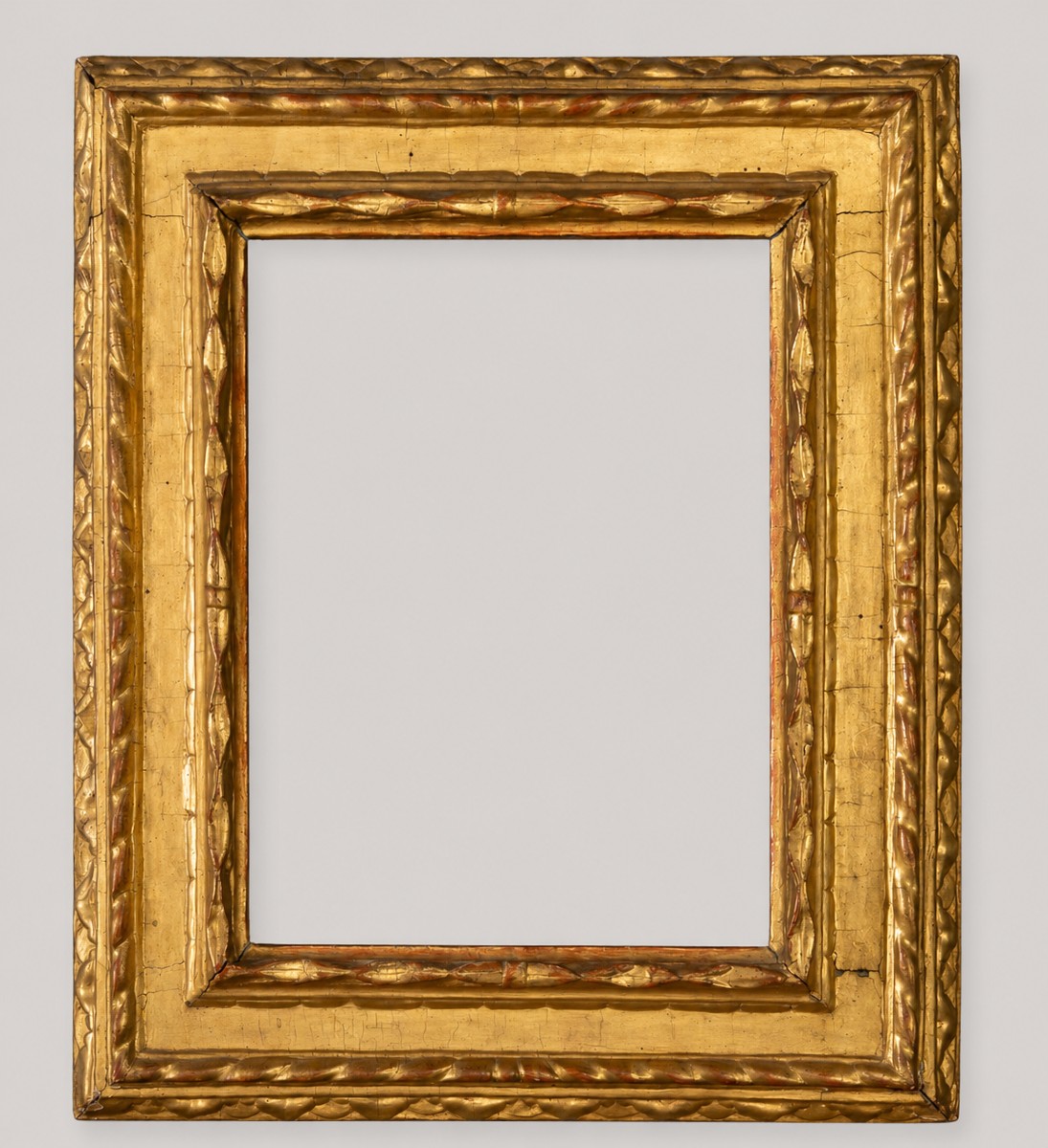 Cornice italiana d’inizio XVII secolo in legno intagliato e dorato