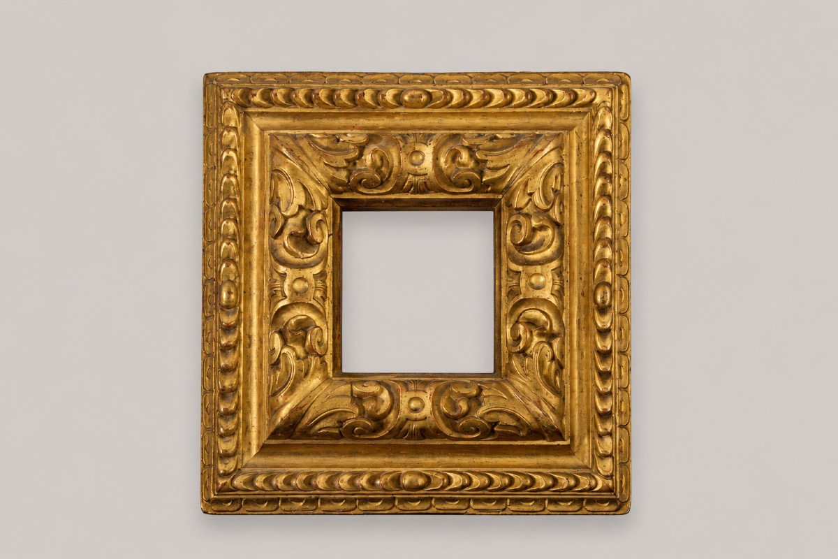 Cornice italiana del XVIII secolo in legno intagliato e dorato