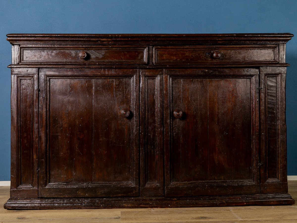 Credenza in castagno e legni vari, del XVII secolo, Italia centrale