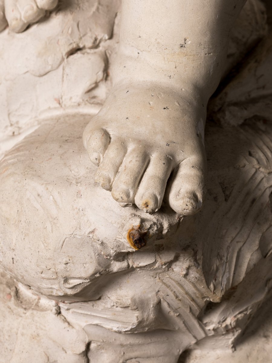 Importante modello scultoreo in gesso con tre putti reggi bacile, Italia XIX secolo-photo-3