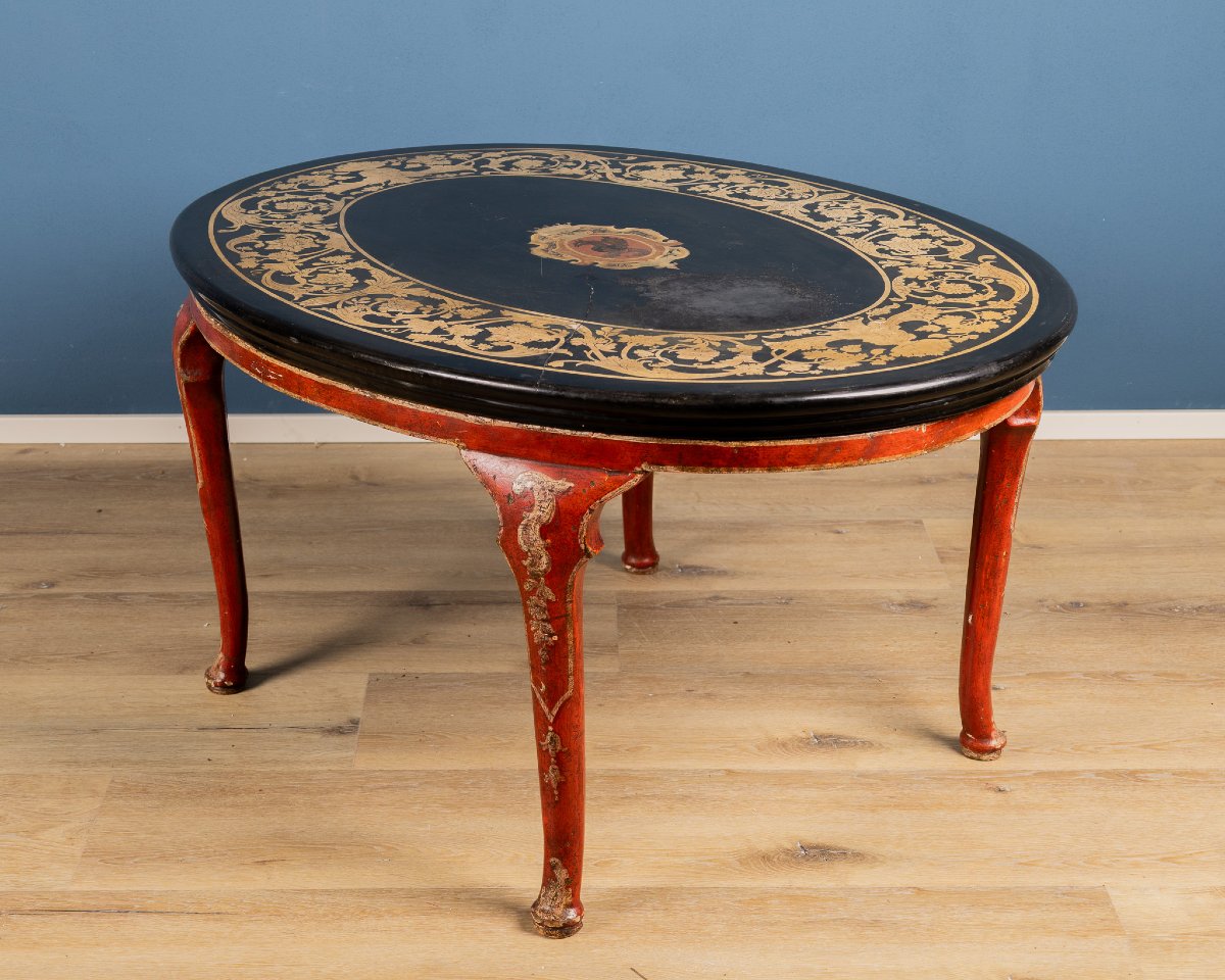 Elegante tavolo da salotto in scagliola e legno laccato rosso, Italia, inizi XIX secolo