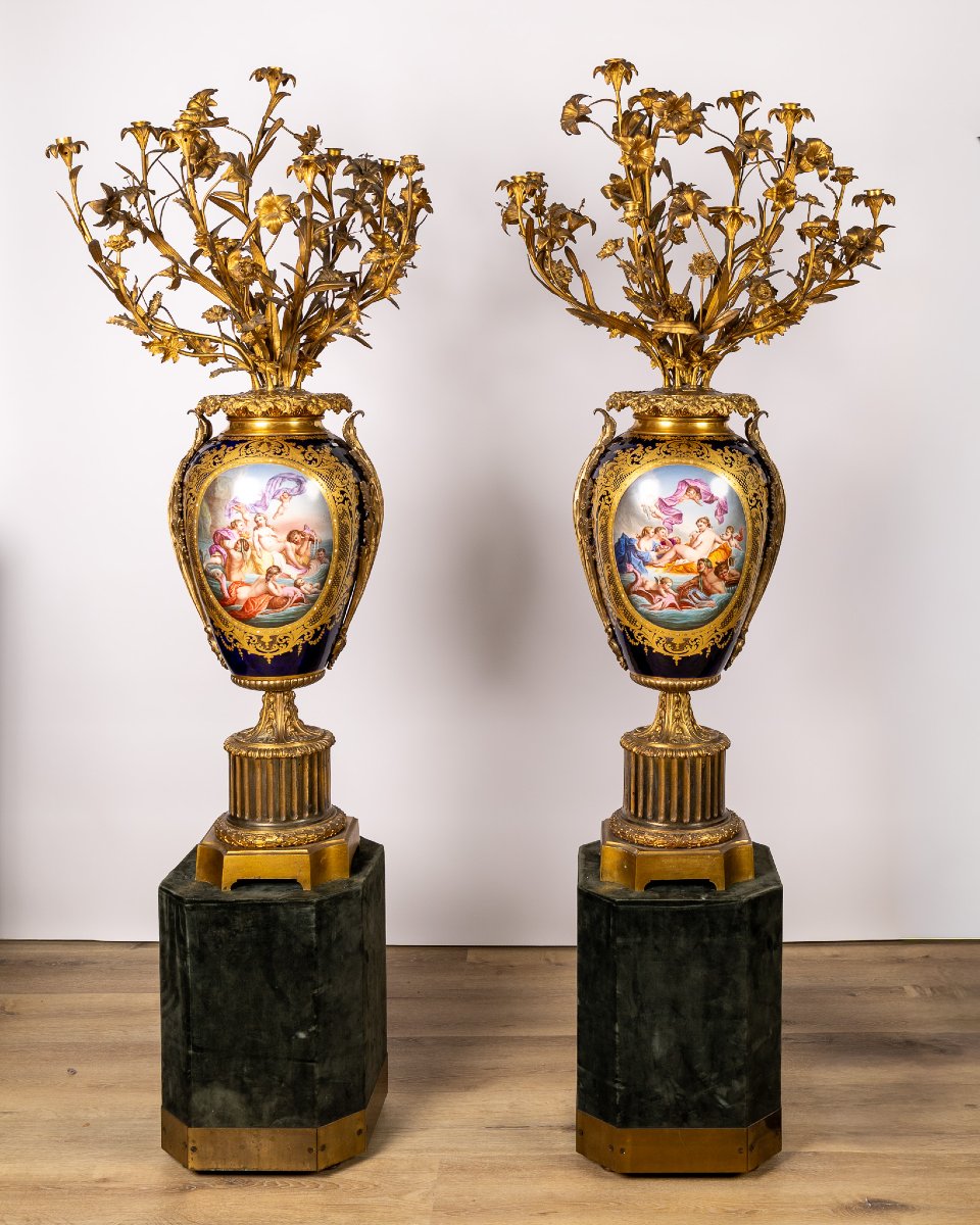 Coppia di Grandi Vasi Sèvres in Porcellana e Bronzo Dorato con Bouquets Floreali, Francia XIX s