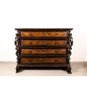 Cassettone bergamasco a quattro cassetti con cariatidi a orecchioni, inizi XVII secolo