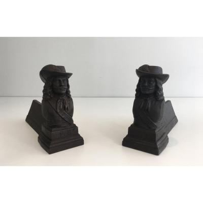 Paire De Chenets En Fonte à l'Effigie d'Un Mousquetaire. Vers 1950