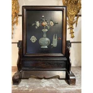 China 20th Century - Table Screen - Lacquered Panel With Jade And Hardstone Appliqués 