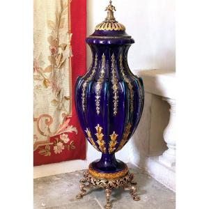 Vase  de   Sarregueminnes  h:  136 cm daté  1906  un  Exemple  Exposé  Au Musée 