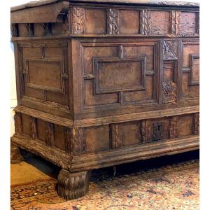 Chest Period XVII In Walnut Placed On Legs Of Lions With Two Drawers In Facade