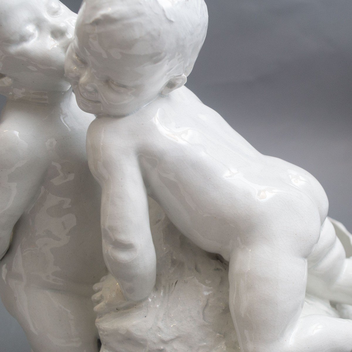 Scultura in ceramica smaltata bianca "I bambini", Primi del '900-photo-1